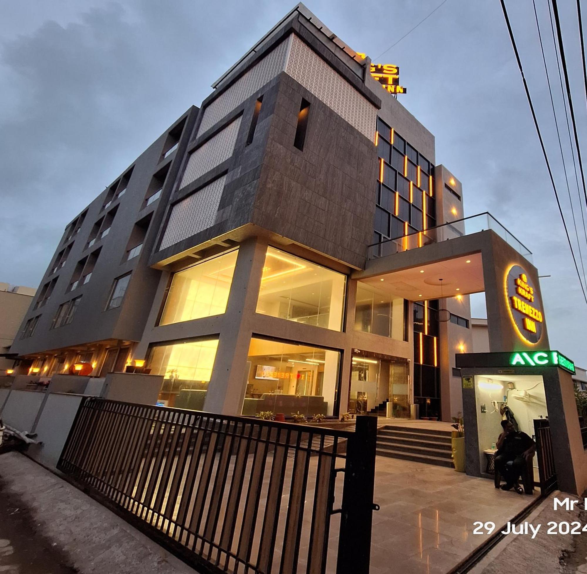 Kings Kraft Tremezzo Inn, โสมนัส ภายนอก รูปภาพ