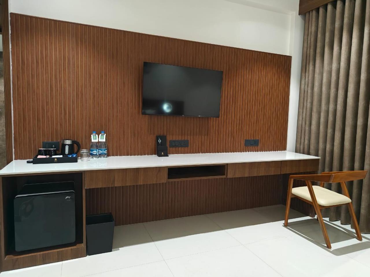 Kings Kraft Tremezzo Inn, โสมนัส ภายนอก รูปภาพ