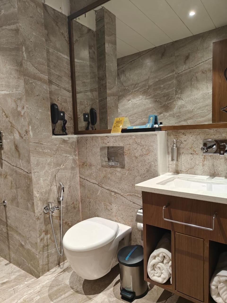 Kings Kraft Tremezzo Inn, โสมนัส ภายนอก รูปภาพ