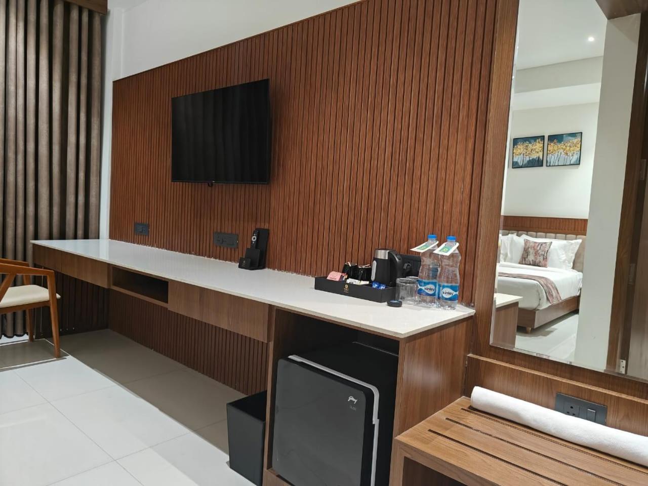 Kings Kraft Tremezzo Inn, โสมนัส ภายนอก รูปภาพ