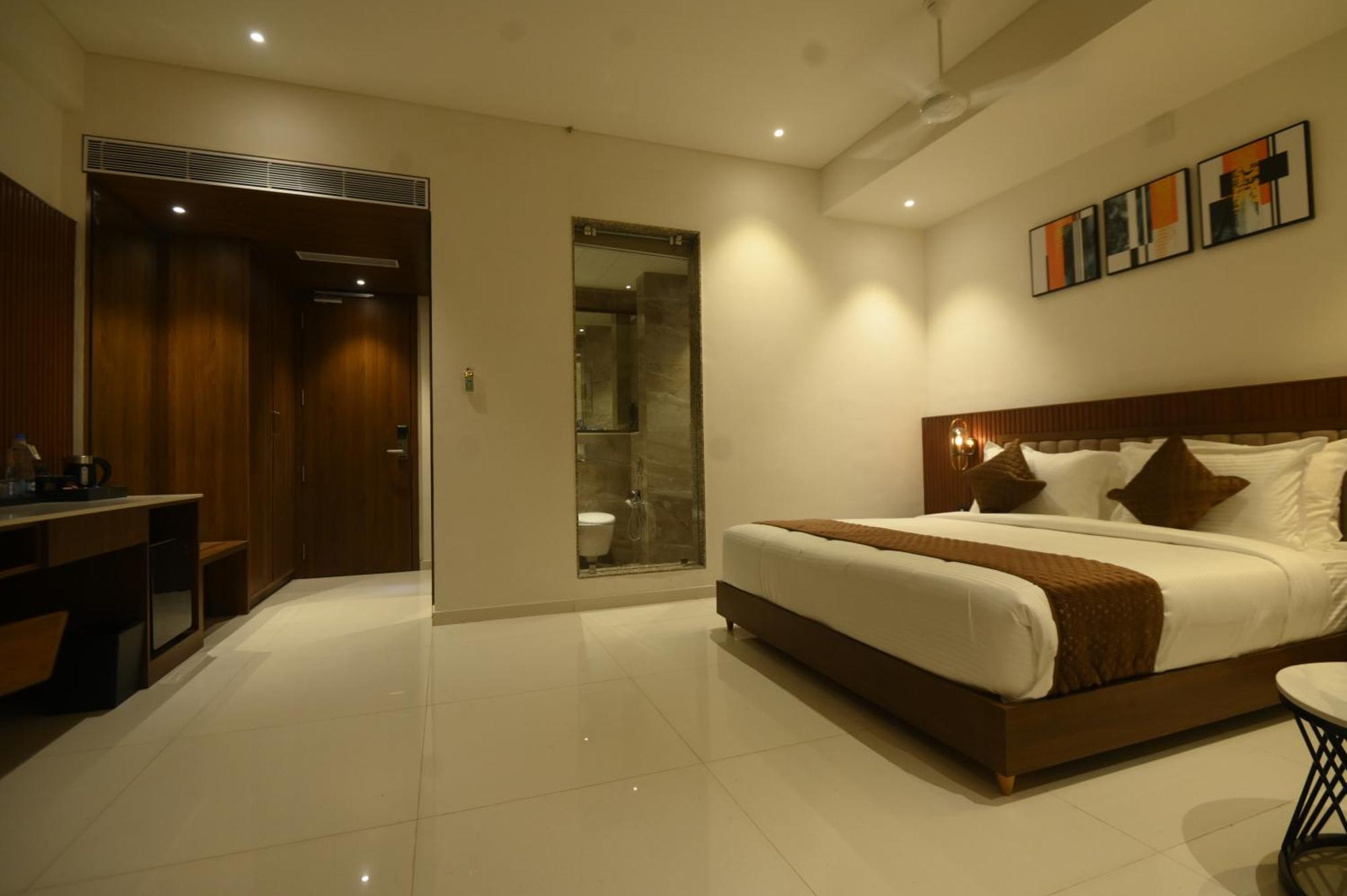 Kings Kraft Tremezzo Inn, โสมนัส ภายนอก รูปภาพ