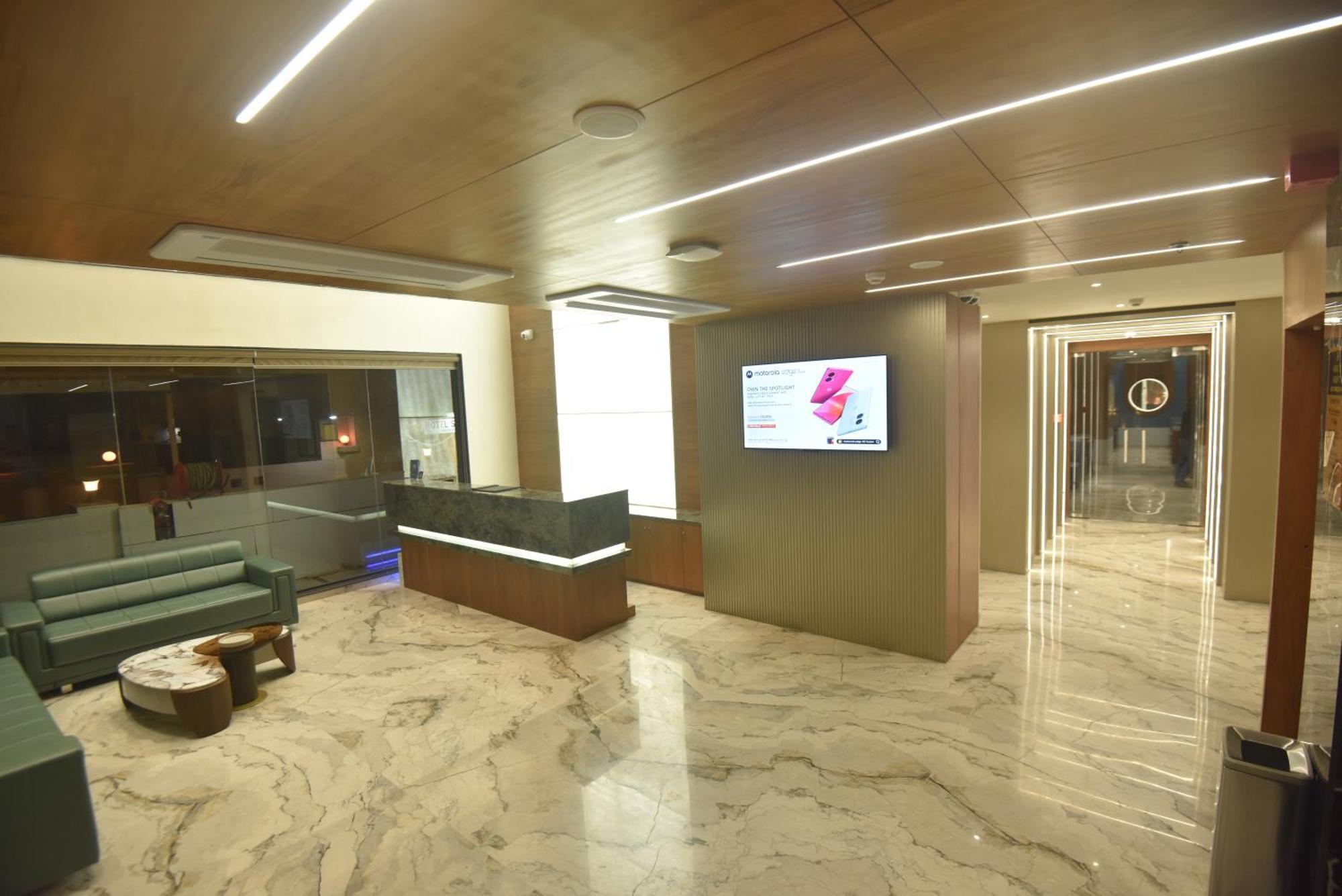 Kings Kraft Tremezzo Inn, โสมนัส ภายนอก รูปภาพ